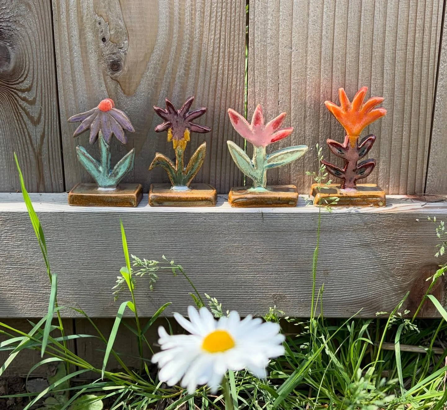 Some flower trophies that will be available at @ceramicshowcase this weekend!!

HAPPY EARF DAY 🌍🌺 my fellow earthlings