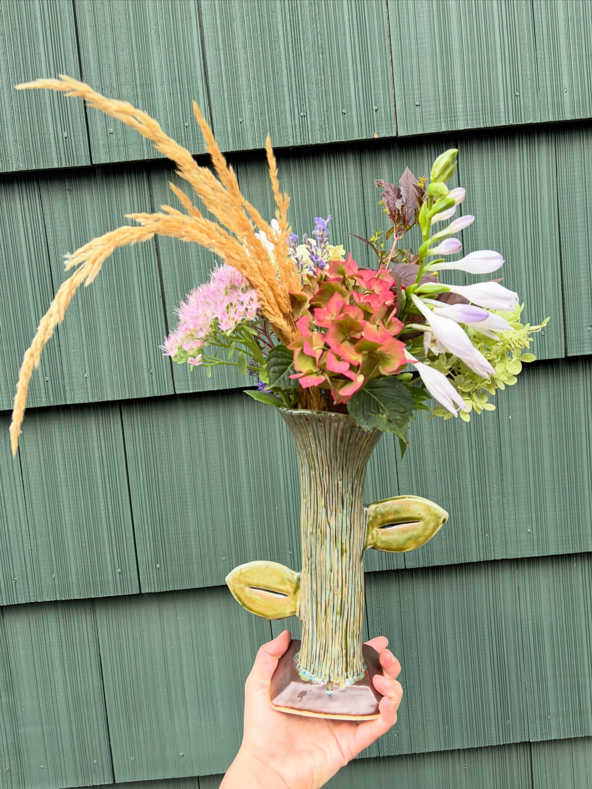 Finding late summer blooms in my new garden to put in my silly funky vase :)

Lmk if you want this vase btw! Discounted! Crack on bottom! Does not affect use.