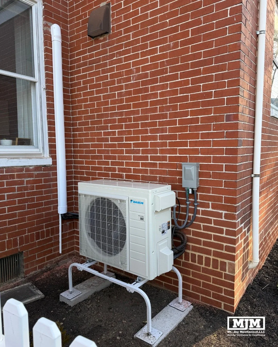 Our mini split units offer flexible and efficient cooling options without the need for extensive ductwork.

✅ Perfect for rooms that never stay cool (or warm)
✅ No ductwork? No problem. They are ideal for older homes, additions, garages, and offices
