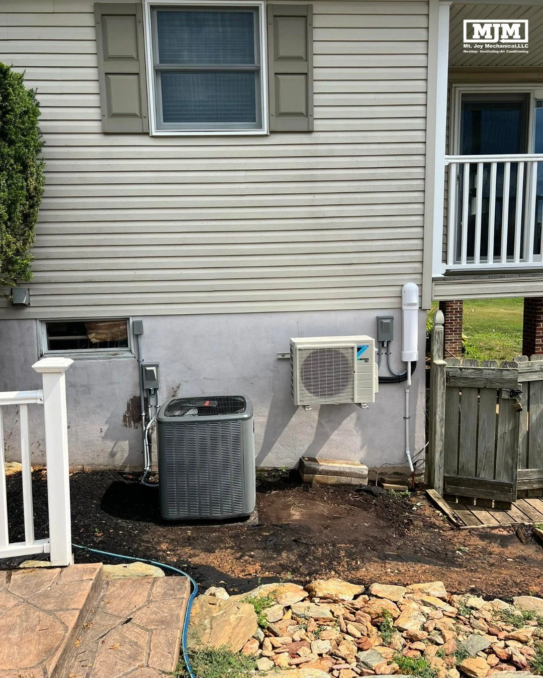 Quick trip to the backyard! 👀

Take a look at your outdoor AC unit.

Is it surrounded by weeds, grass clippings, leaves, or other debris?

Your outdoor unit needs proper airflow to do its job efficiently. Keeping the area around it clear is one simp