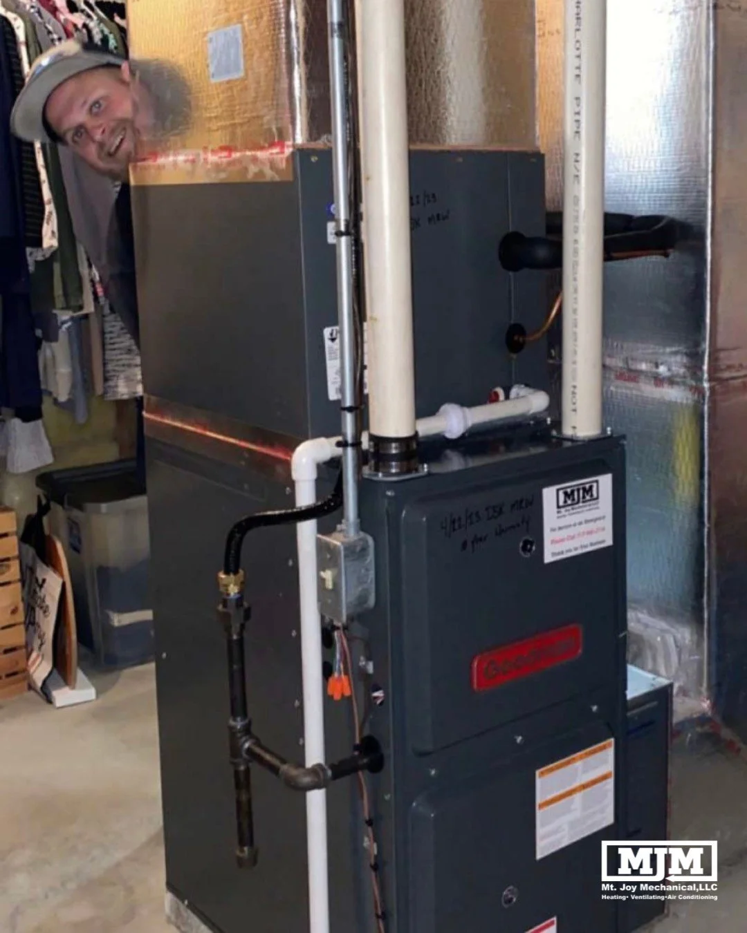 Hey... do you smell that?

When you turn on your heat for the first time, you might notice a smell you haven&rsquo;t experienced since last winter.

A light, dusty, or burning-dust smell can happen when your heating system first kicks on after sittin