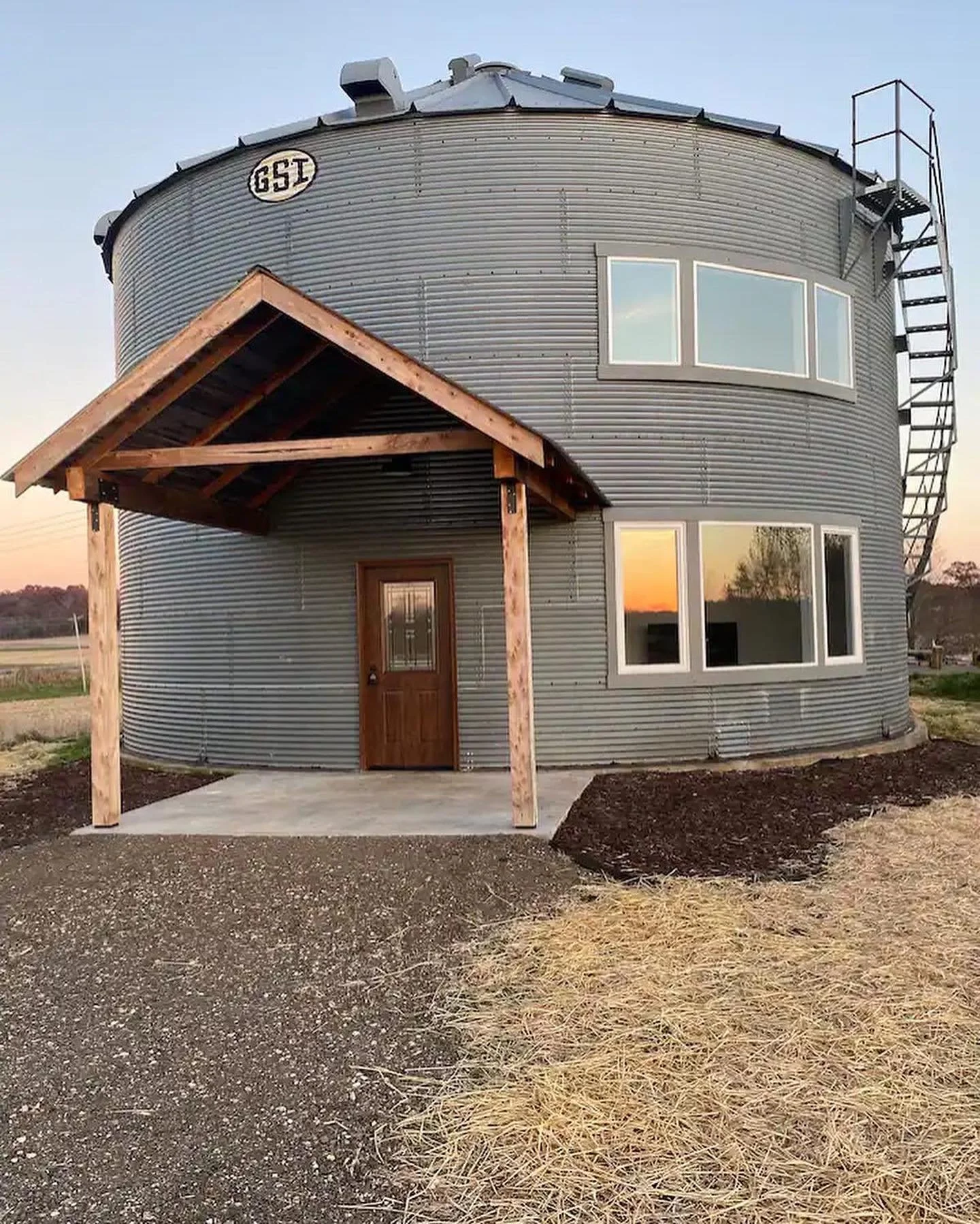 The silos are done at the Illinois farm and ready for renters during the off season. And ready for hunters during the season booking trips for 2023/24 coming soon.  @duckcampco @tetrahearing @southernhondapowersports @southernprokennel @hybridboatco