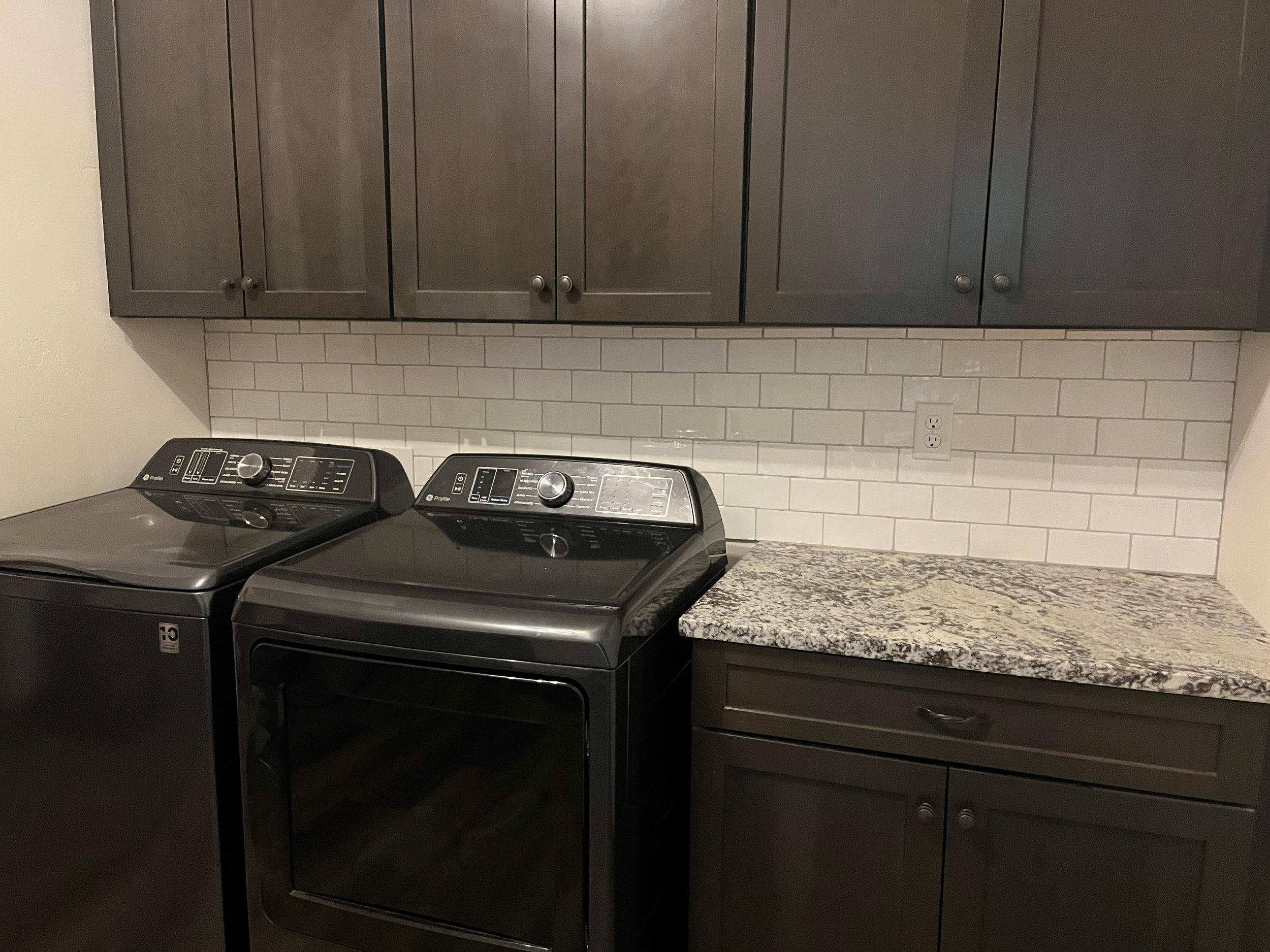 An image of tile backsplash in the laundry room.