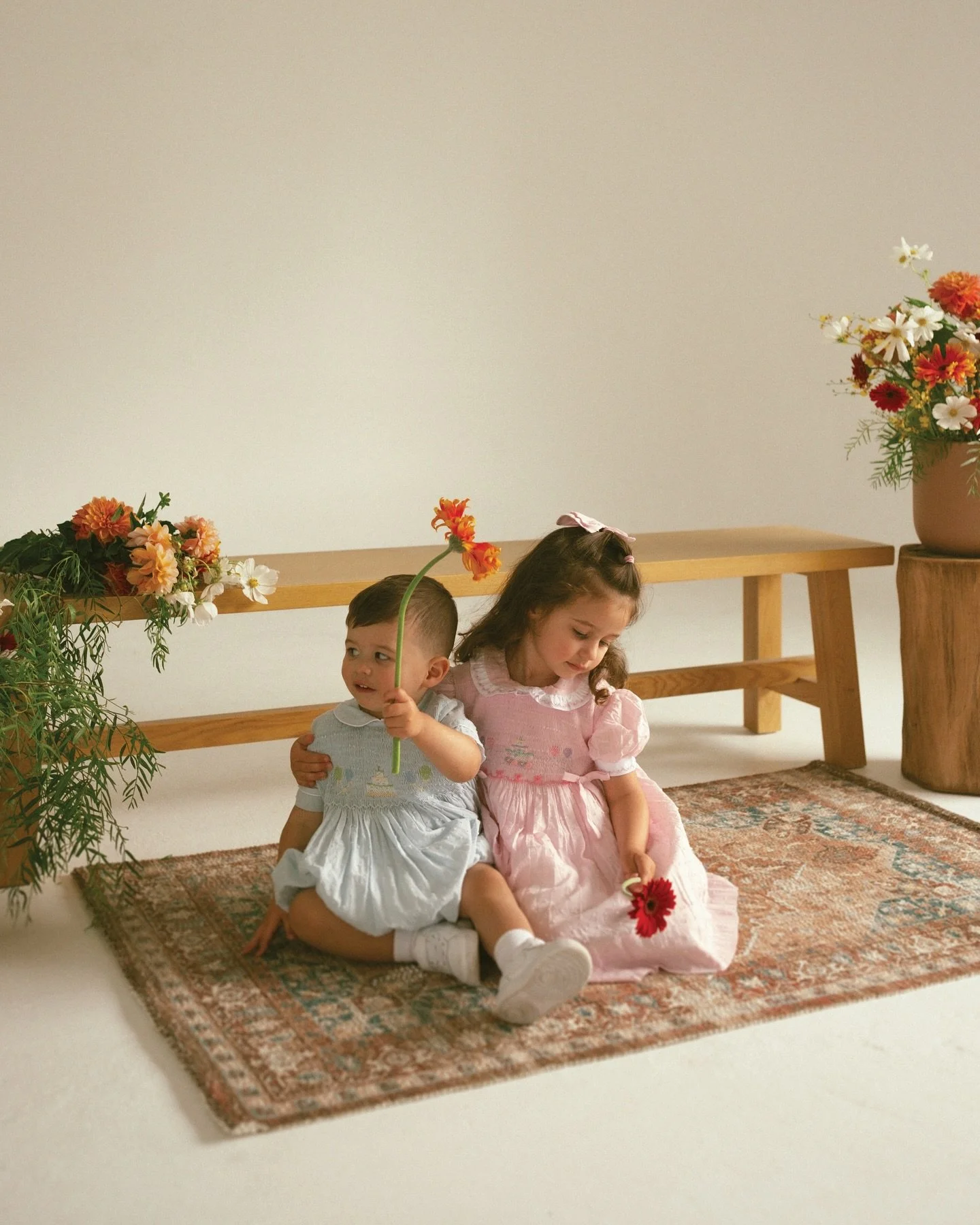 This session 😍 I can&rsquo;t, I&rsquo;m obsessed. The connection, the laughter, the sweet in-between moments and heart in every single frame. 

Christmas Minis 2025 &ndash; More to share soon 🤍

#studiophotography #christmasminis #familyphotographe