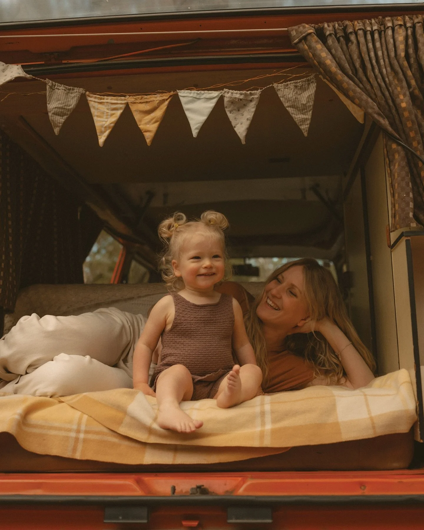 Capturing this wholesome family who&rsquo;s built a life full of adventure 🧡 Just the three of them exactly as they are, chasing the simple things and moments that feel like home no matter where they park up. @bettysvanventures 

Part 1 of 2 📷

Cre