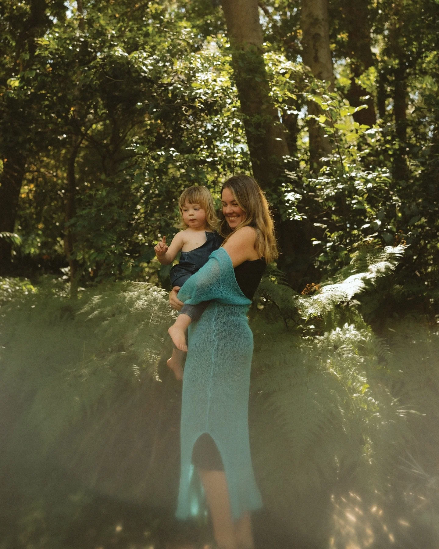 Nestled in the palms, the gentle sounds of the rainforest, a day full of sunshine and the sweetest duo - Pip &amp; Alby 🌿 What a beautiful hideaway! 

If you&rsquo;d love a session over the Summer, my priority list is now open. Exclusive savings on 