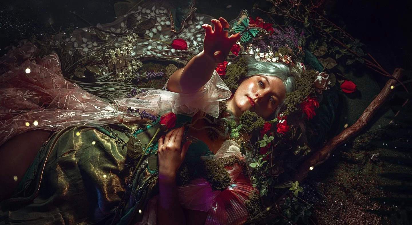 Endlich kann ich euch ein paar Bilder vom Fantasy fairycore Fotoshooting mit der lieben @maroca_cosplay zeigen.
Dieses bild ist eines meiner Absoluten lieblinge !
Die Glühwürmchen wurden mit einer Lichterkette inszeniert und ich finde die