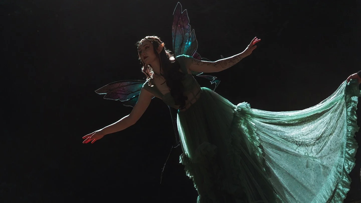 One of my favorites 😭 she looks like she is flying 🥺🫶
📸: @wyldheart.studio 
Model: @shuralou 
Wings by @feenladen
#fairy #fairycosplay #fairytale #fantasycosplay