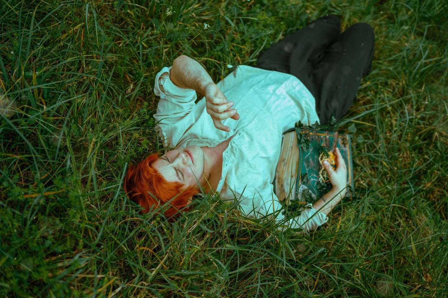 Since i wanted to show some more of myself in front of the camera, here is my OC, Wyld 🥺
Thank you @dean_recklies_fantasy for bringing him alive with me! And @bakaneki_price for the book and the wig!!

#cosplay #dndcharacters #fantasyphotography