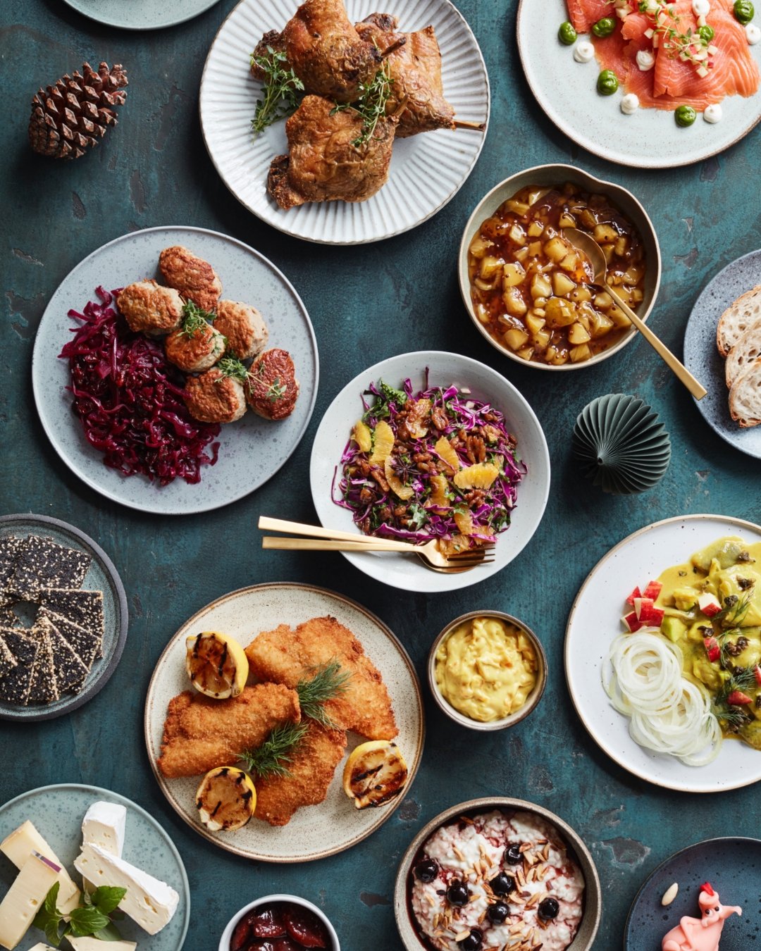 Gastronomiet tilbyder igen i &aring;r den dejligste julefrokost med de sk&oslash;nne traditionelle retter.

Vi har tilf&oslash;jet retterne et tvist. F.eks. giver den grillede citron lige det ekstra til den friskpanerede fiskefilet og det kl&aelig;de