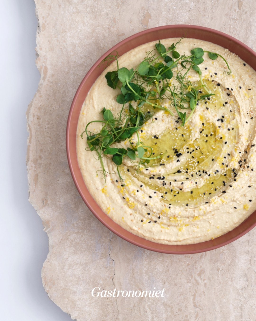 SPREADS

Vi serverer n&aelig;sten dagligt l&aelig;kre spreads lavet p&aring; forskellige b&aelig;lgfrugter.
Hummus, en klassisker, forbindes ofte med kik&aelig;rter. Men pr&oslash;v at lav din n&aelig;ste hummus p&aring; danske Ingrid &aelig;rter, de