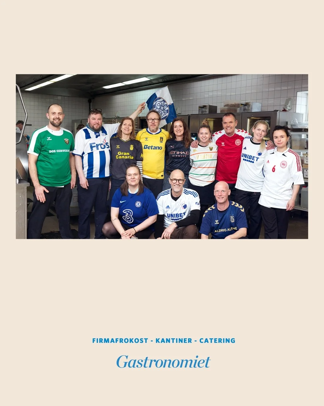 I dag er det #Fodboldtr&oslash;jefredag og vi har derfor &lsquo;Stadionplatte&rsquo; p&aring; menuen, s&aring; stemningen omkring den gode sag fuldendes.

I Gastronomiet er k&aelig;rligheden til fodbolden en af vores mange byggesten til en st&aelig;r