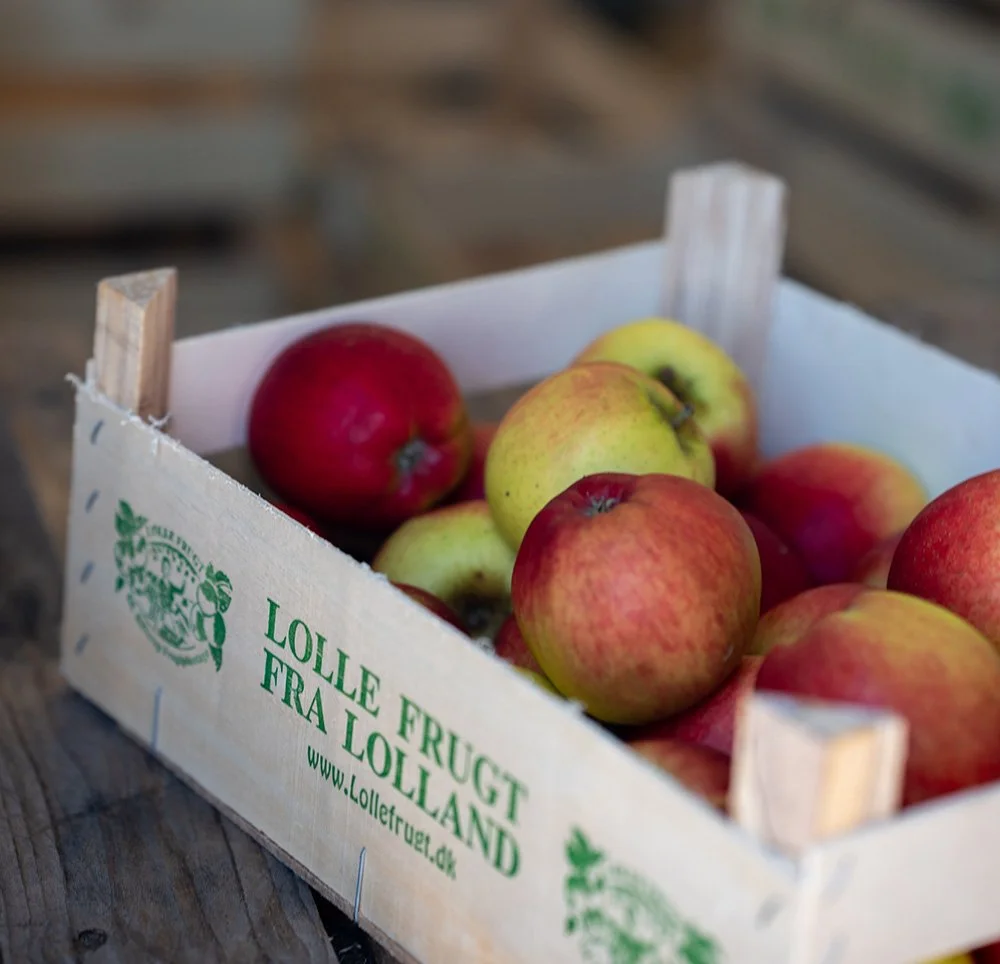 Saftige æbler i trækasse fra Lolle Frugt