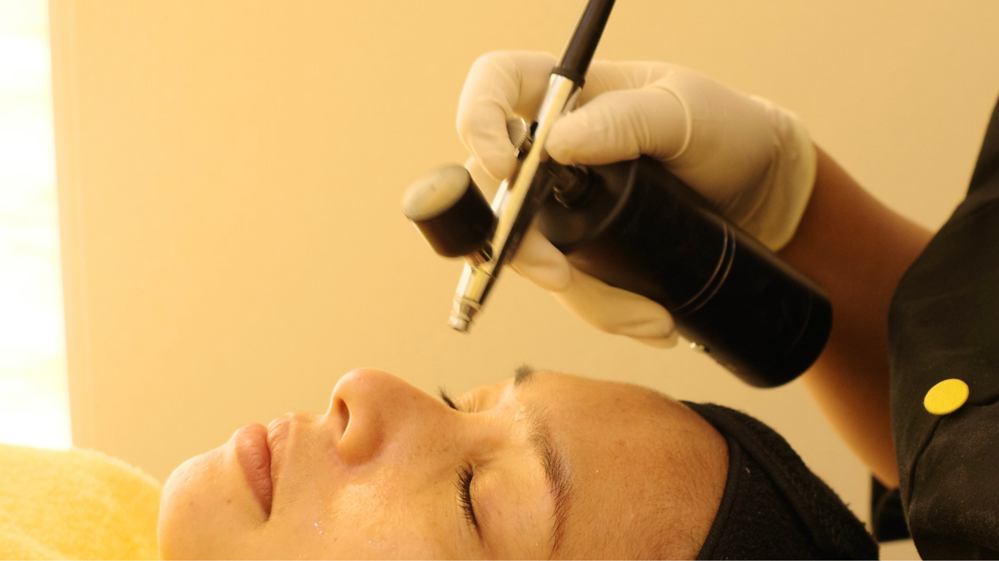 Aplikasi serum dengan teknik spray dalam treatment Face Liff di Liff Facial Studio