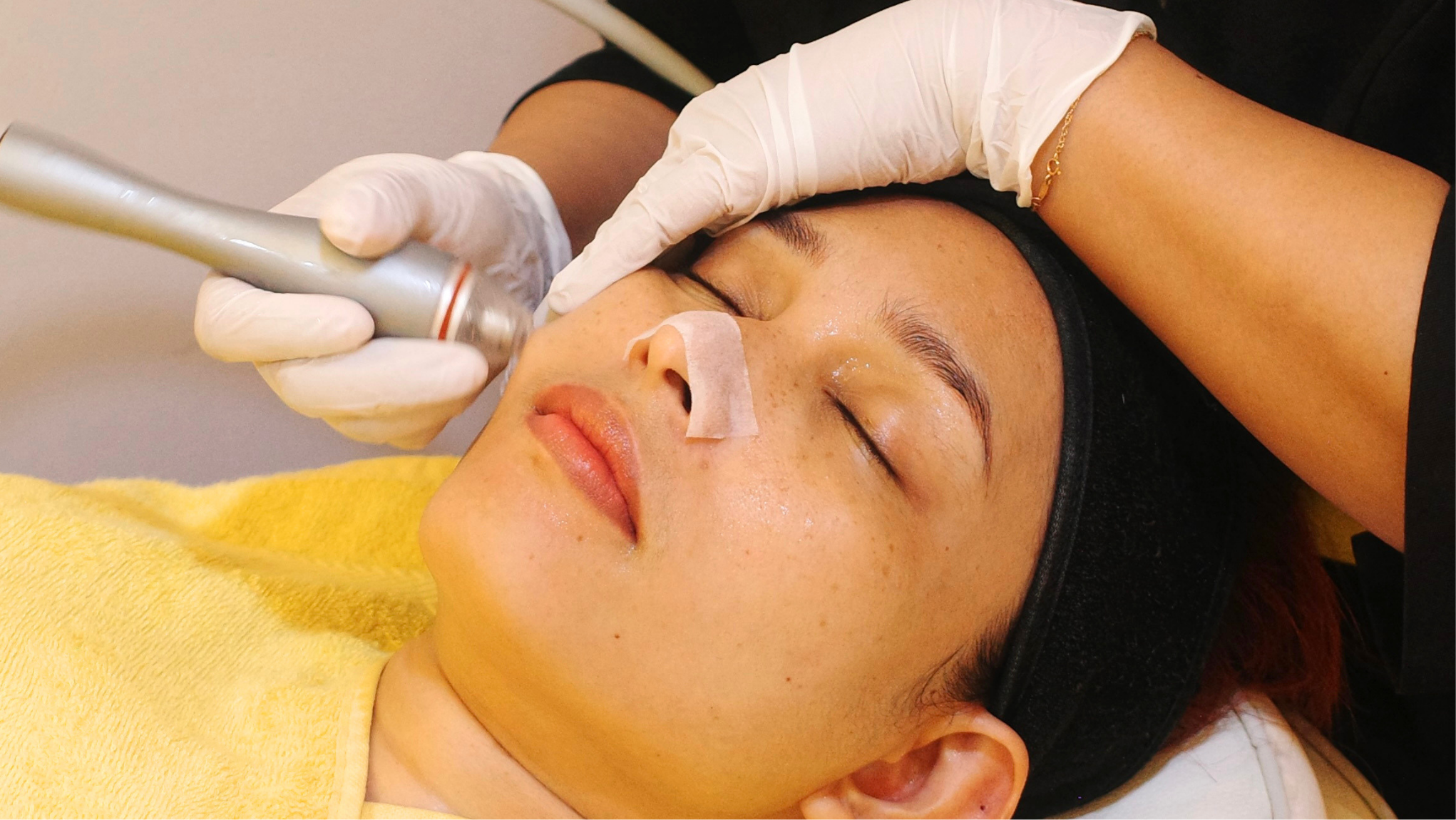 Proses pembersihan komedo dalam treatment Face Liff di Liff Facial Studio