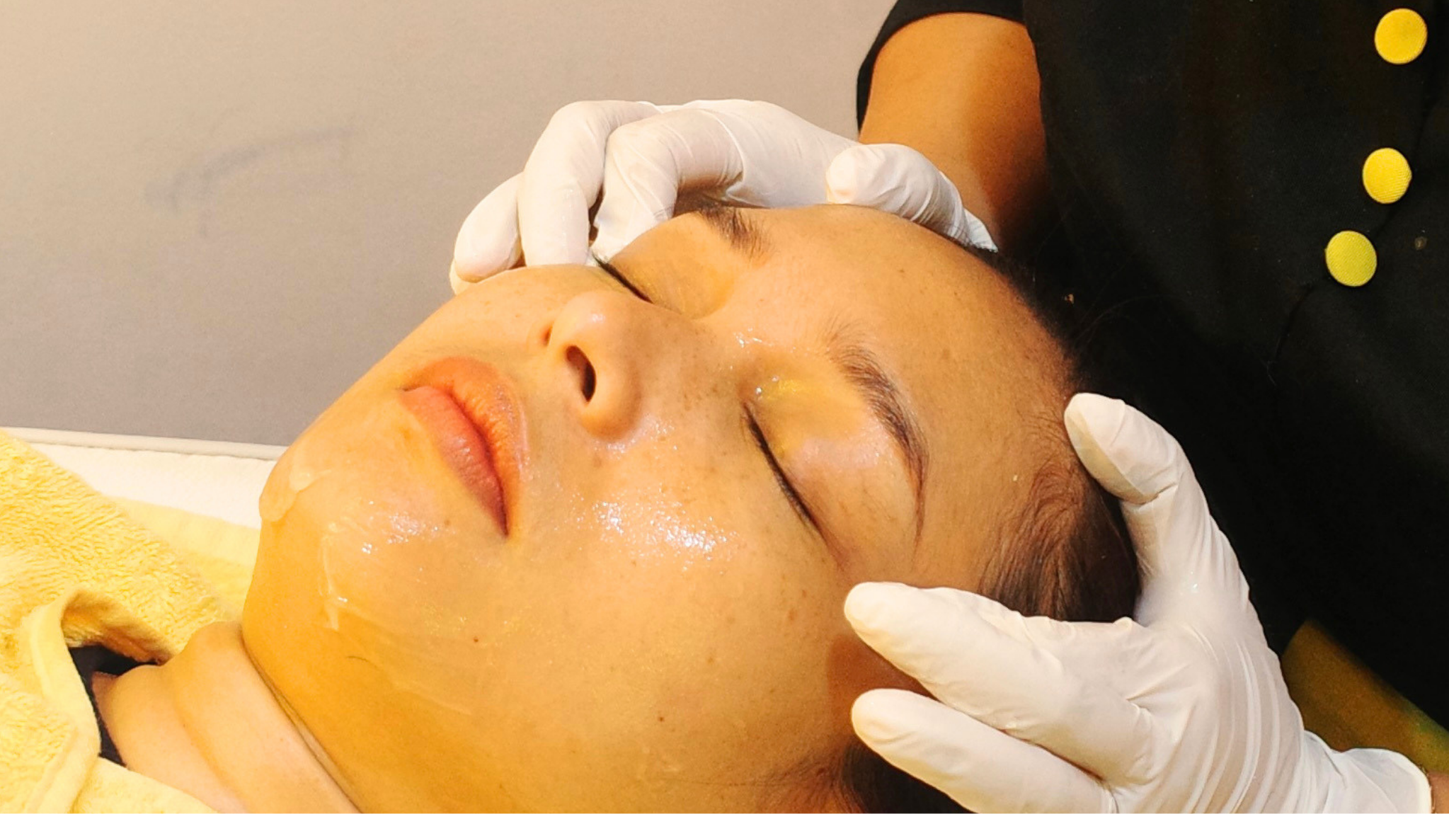 Pelanggan menerima perawatan facial non-invasif di Liff Facial Studio
