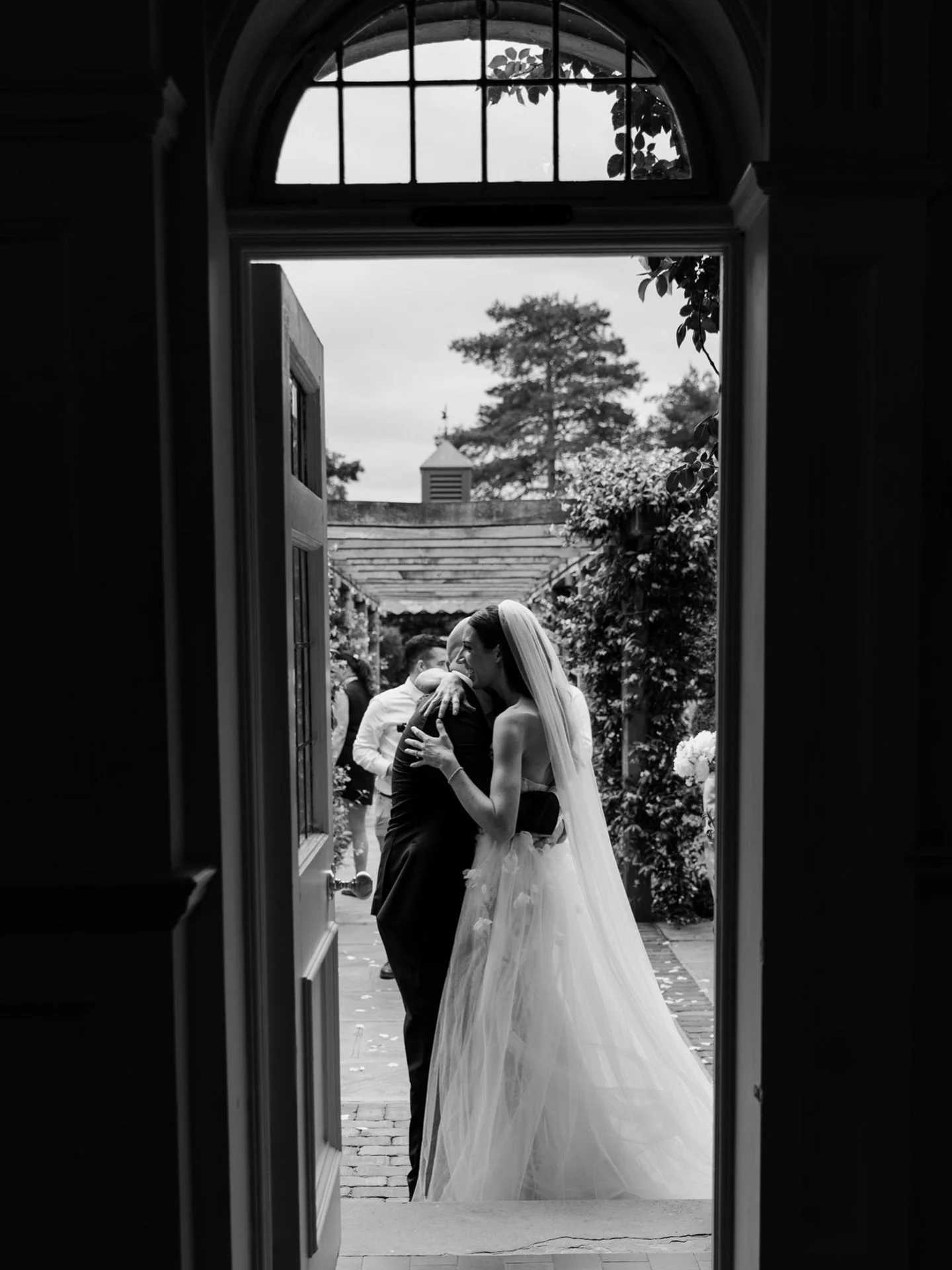 Moment from the summer with Amie &amp; Karl. They didn't see me there but I thought this was a perfect frame. I was actually walking outside and I saw this from the doorway so I was quick to capture it 💕 

@baddowparkhouse