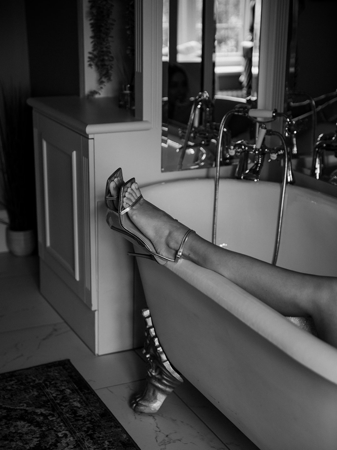 Some cute snaps in the bath in the beautiful bridal suite roll top tub @baddowparkhouse 

#ukweddingphotographer 
#londonweddingphotographer 
#baddowparkweddings 
#bridalera