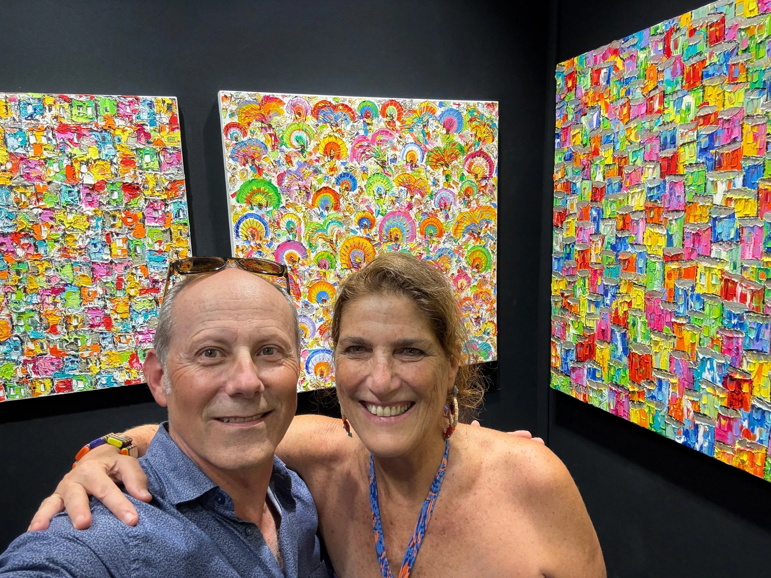Franco-Brazilian artist Christine Drummond at Expo4Art Paris 2026 with her vibrant palette-knife paintings inspired by Brazil.