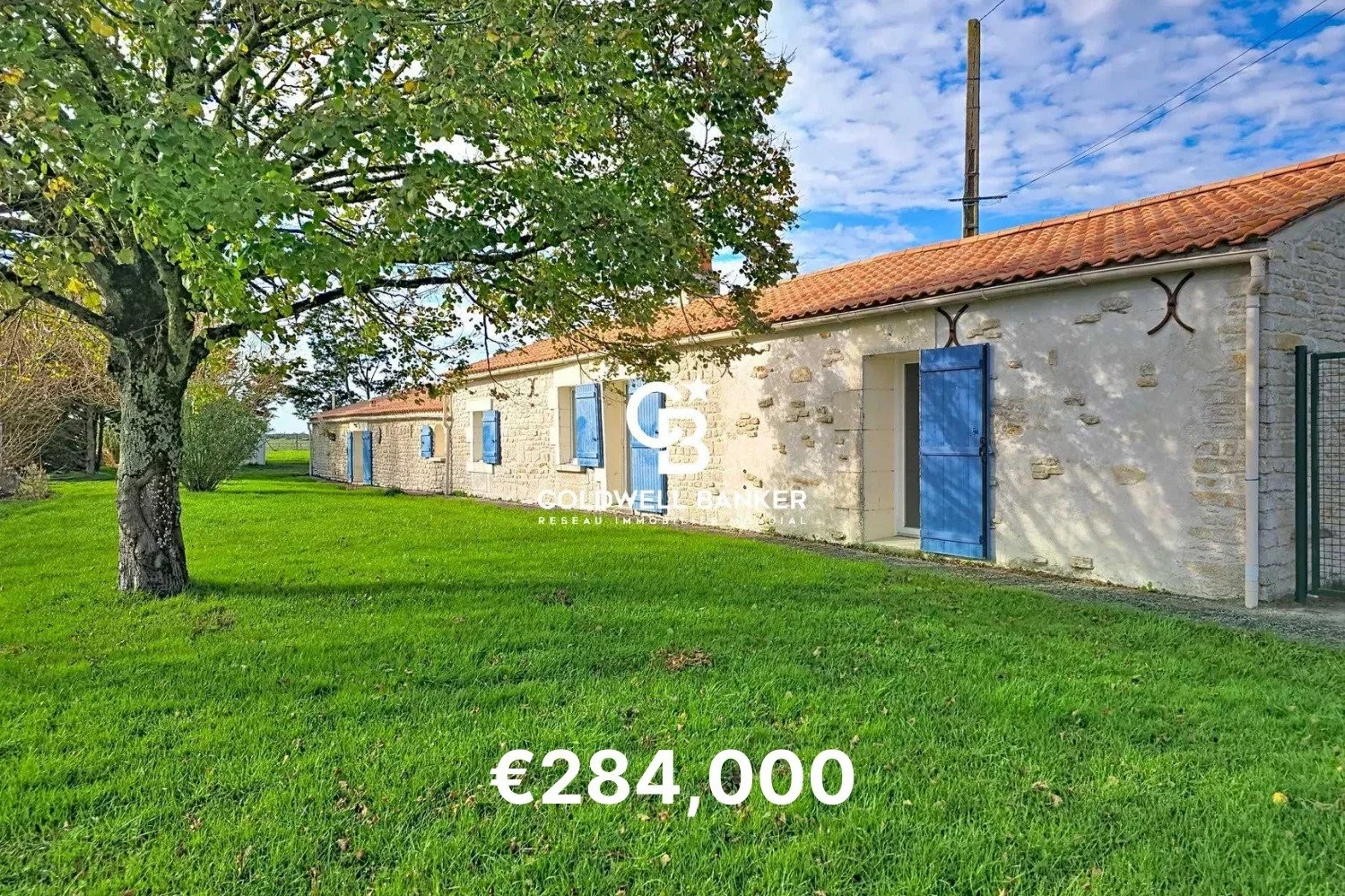 A renovated 1797 stone farmhouse in southern Vend&eacute;e 🌿☀️ Bright rooms, beautiful beams, a huge terrace and nearly 5,000 m&sup2; of garden and meadow views. Just 15 mins to the beaches, 35 mins to La Rochelle and &Icirc;le de R&eacute;, and 5 m