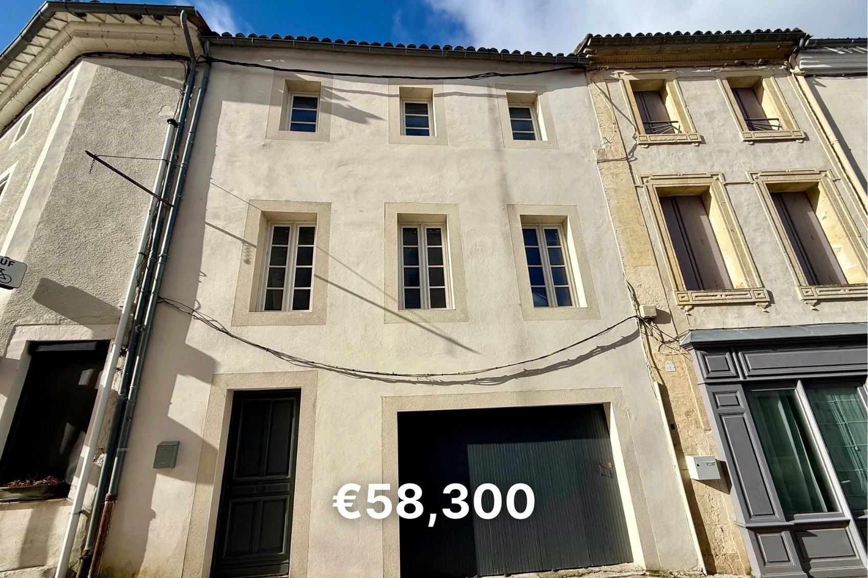 ✨ Renovation bargain in sunny Lot-et-Garonne ✨

Looking for a French project? This two-bed, two-bath apartment above a garage sits right in the charming village of Lauzun with shops and amenities close by, plus mains water, electricity and drainage. 