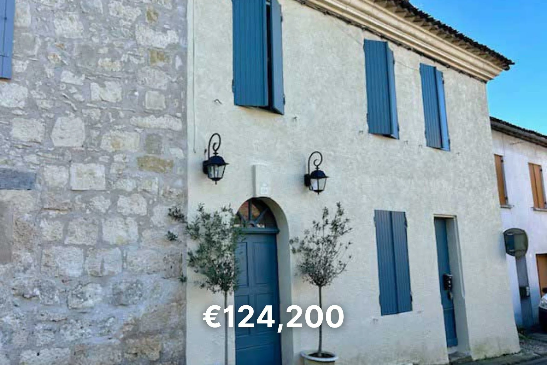 Full of period charm and tucked away in the historic village of Lauzun, this beautiful stone townhouse offers more than meets the eye, with two bedrooms, generous living space, a courtyard, terrace, cellar and exciting scope to convert the attic. Jus
