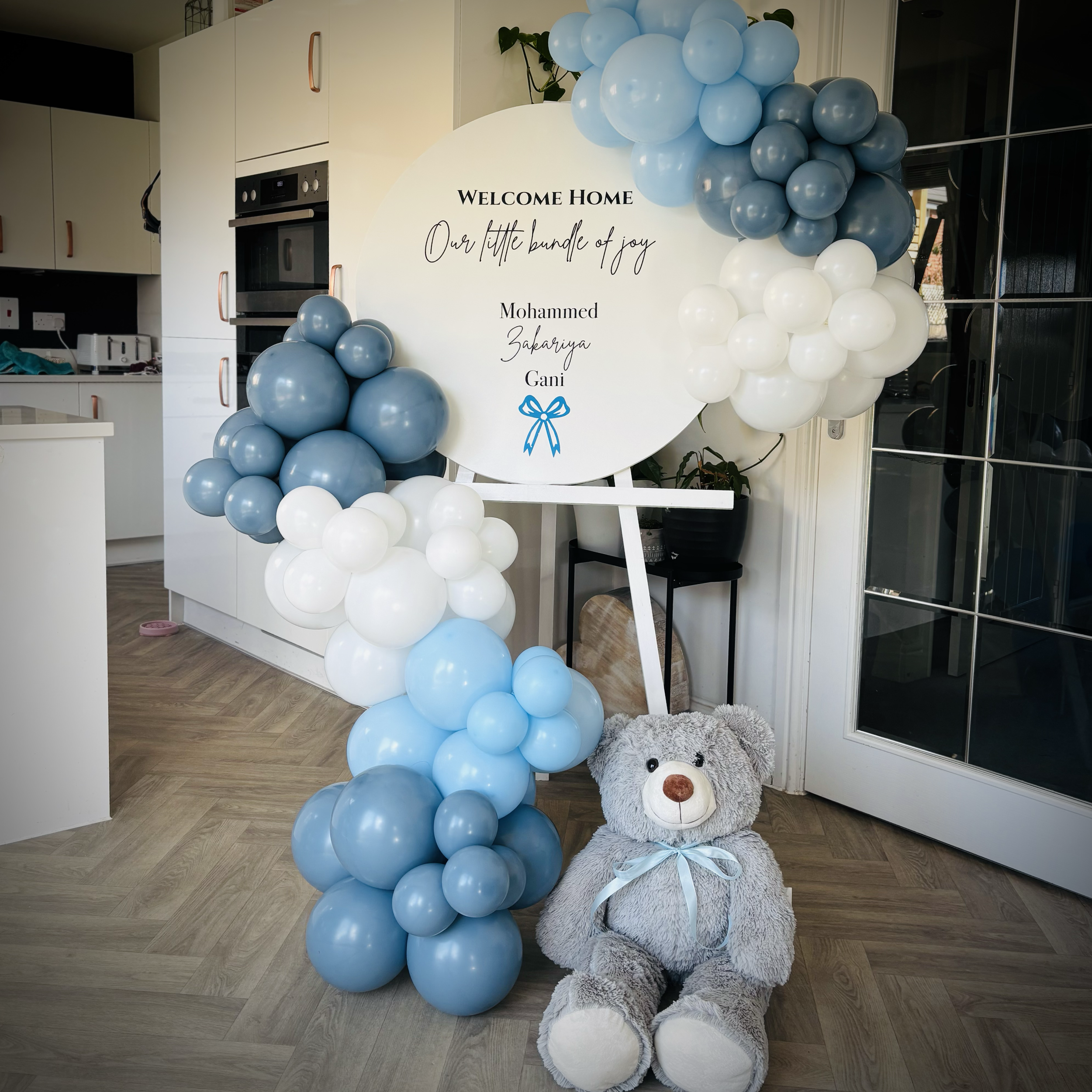 Welcome home baby sign with balloon and teddy