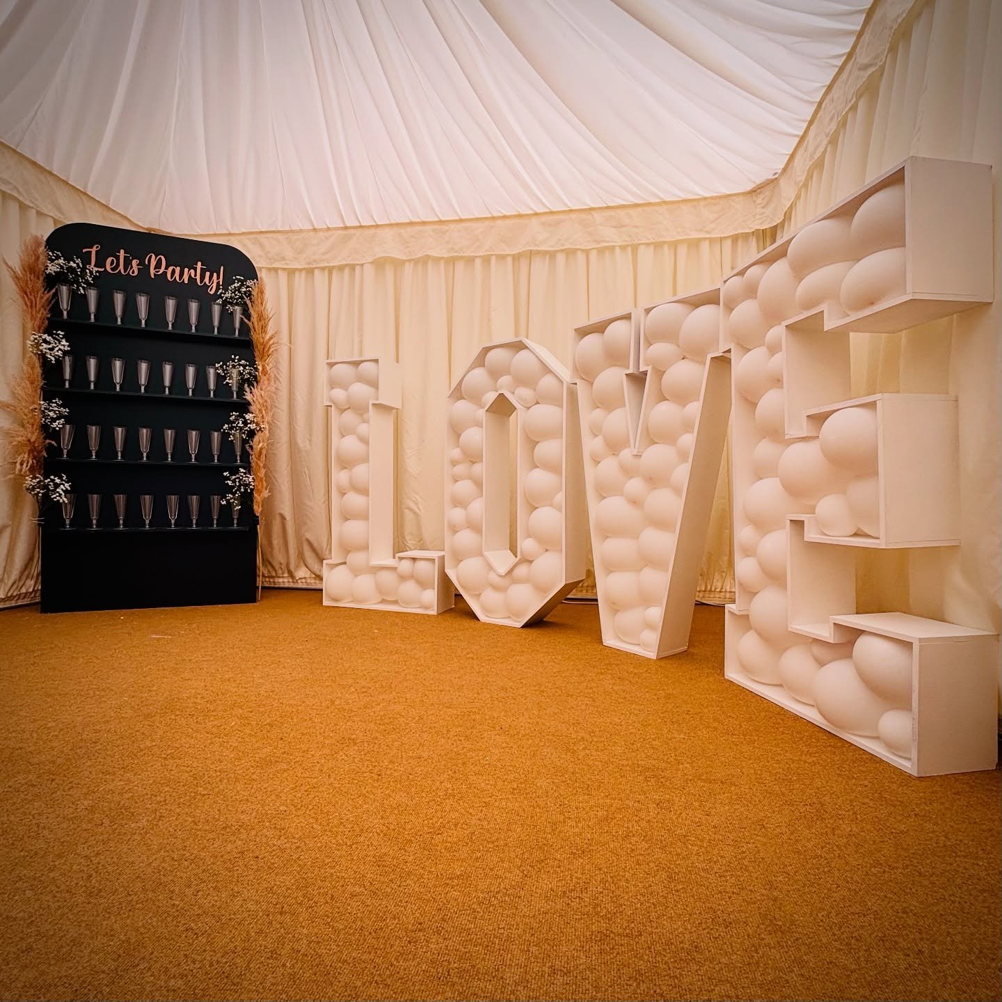 Are you getting married and need some extras for the day? This set up is at the beautiful @theoldhallely and we are loving it! 

These 4ft LOVE letters can be filled with any colour balloons you like! 

The Prosecco wall comes decorated with the flie