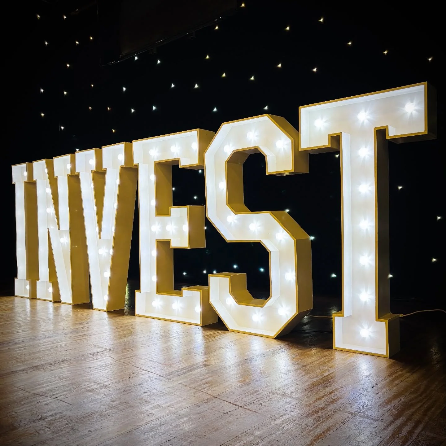 Back at @burgess.hall today for Huntingdonshire Business Awards 2025 🌟 

They hired my 4ft Light Up Letters &ldquo;INVEST&rdquo; to be displayed on the stage and all my Popcorn wall with balloon decoration. 🍿 

If you are interested in hiring any o