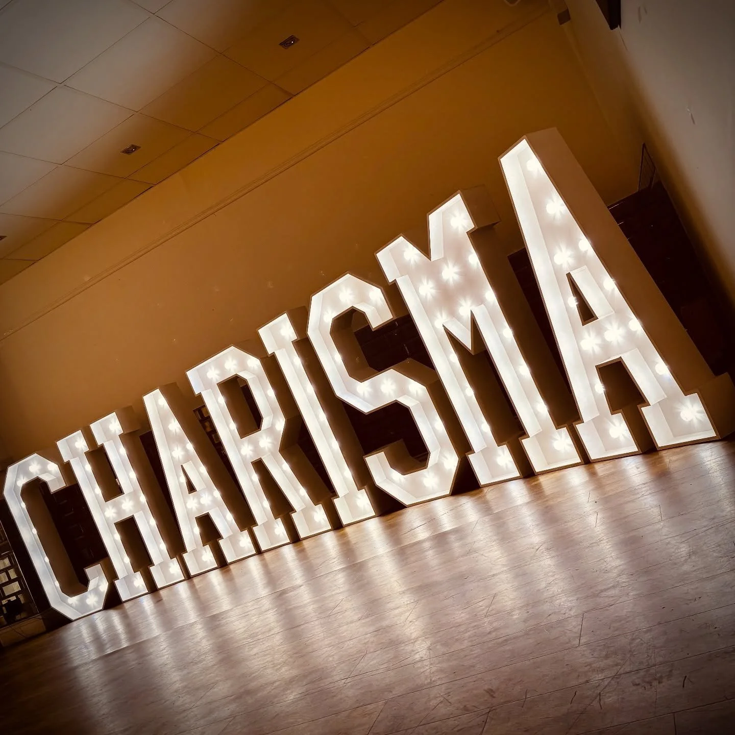 All set up for tonight&rsquo;s Charity Ball hosted by the wonderful team at @charismanorwich 😍😍 

@elizagraceentertainment will also be there later DJing and using my Rose Gold Shimmer wall with his phot booth! 

I hope you all have a FAB night and