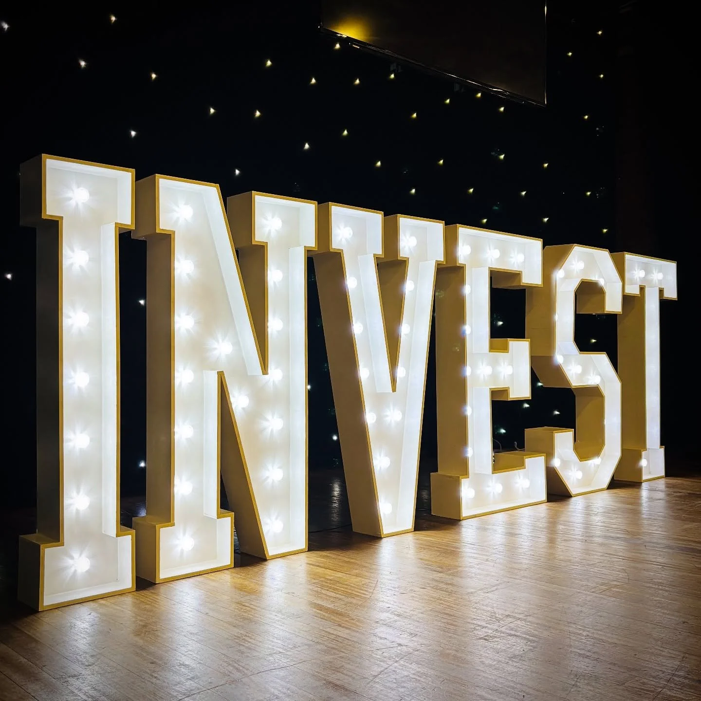 🤩 C O R P O R A T E  E V E N T S 🤩

Take a look at some of my standout setups with my 4ft Light Up Letters from recent corporate events! 

I still have dates available for Christmas parties, awards ceremonies, recognition events, and more. 

My 4ft