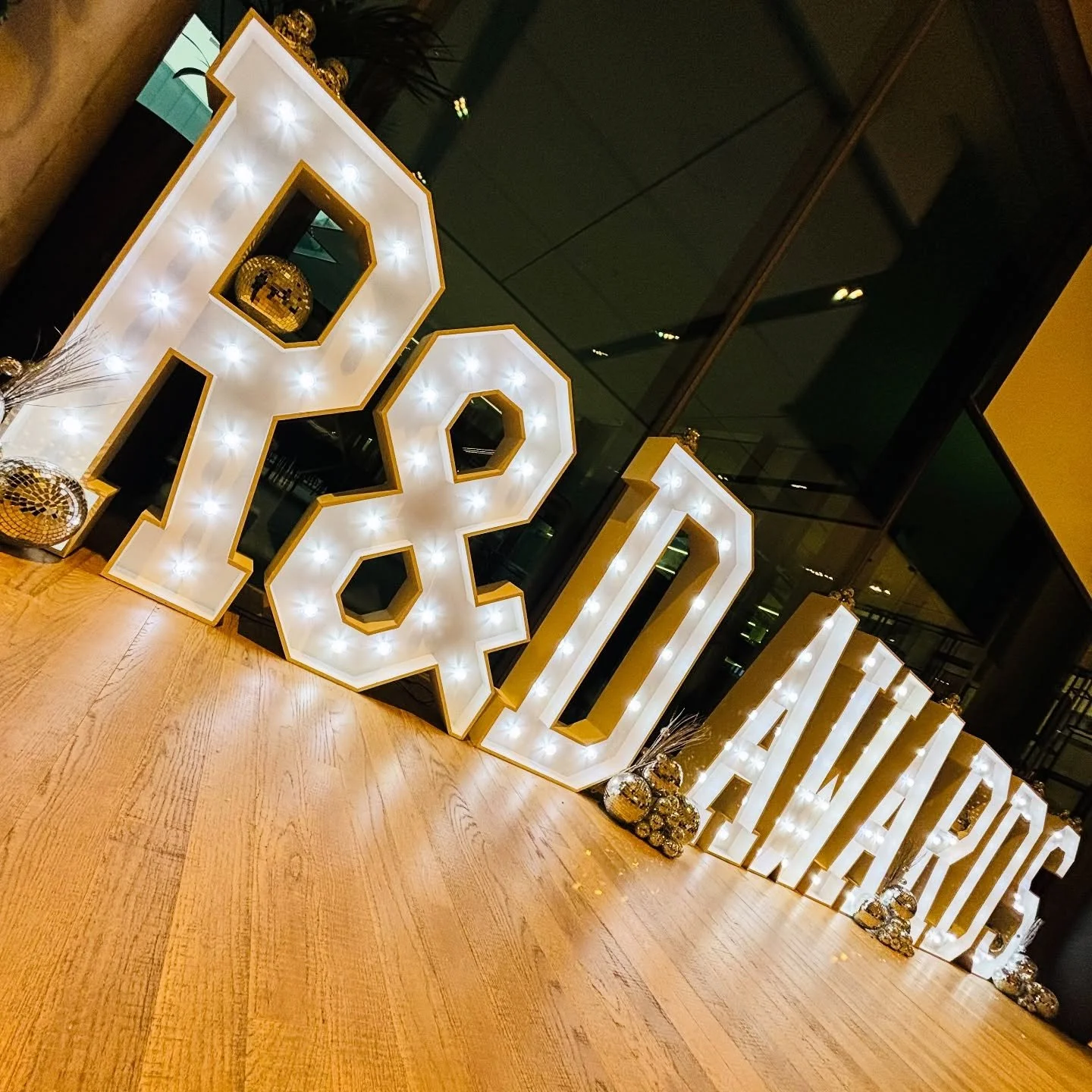 🤩 WOW 🤩 What a display of my stunning 4ft Light Up Letters decoration with LOADS of disco balls 🪩 for @astrazeneca &ldquo;R&amp;D Awards&rdquo; evening set up at The Discovery Centre in Cambridge! 

Also there tonight is @elizagraceentertainment w