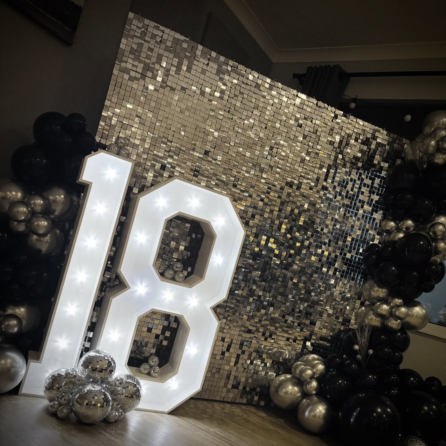 Look at this STUNNING Silver Shimmer Wall set up with 4ft Light Up Numbers with Silver and Black Balloons AND real Glitter Balls! 😍😍😍😍

The perfect set up for an 18th birthday party at @elygolf_ club! 

These shimmer walls have become one of my m