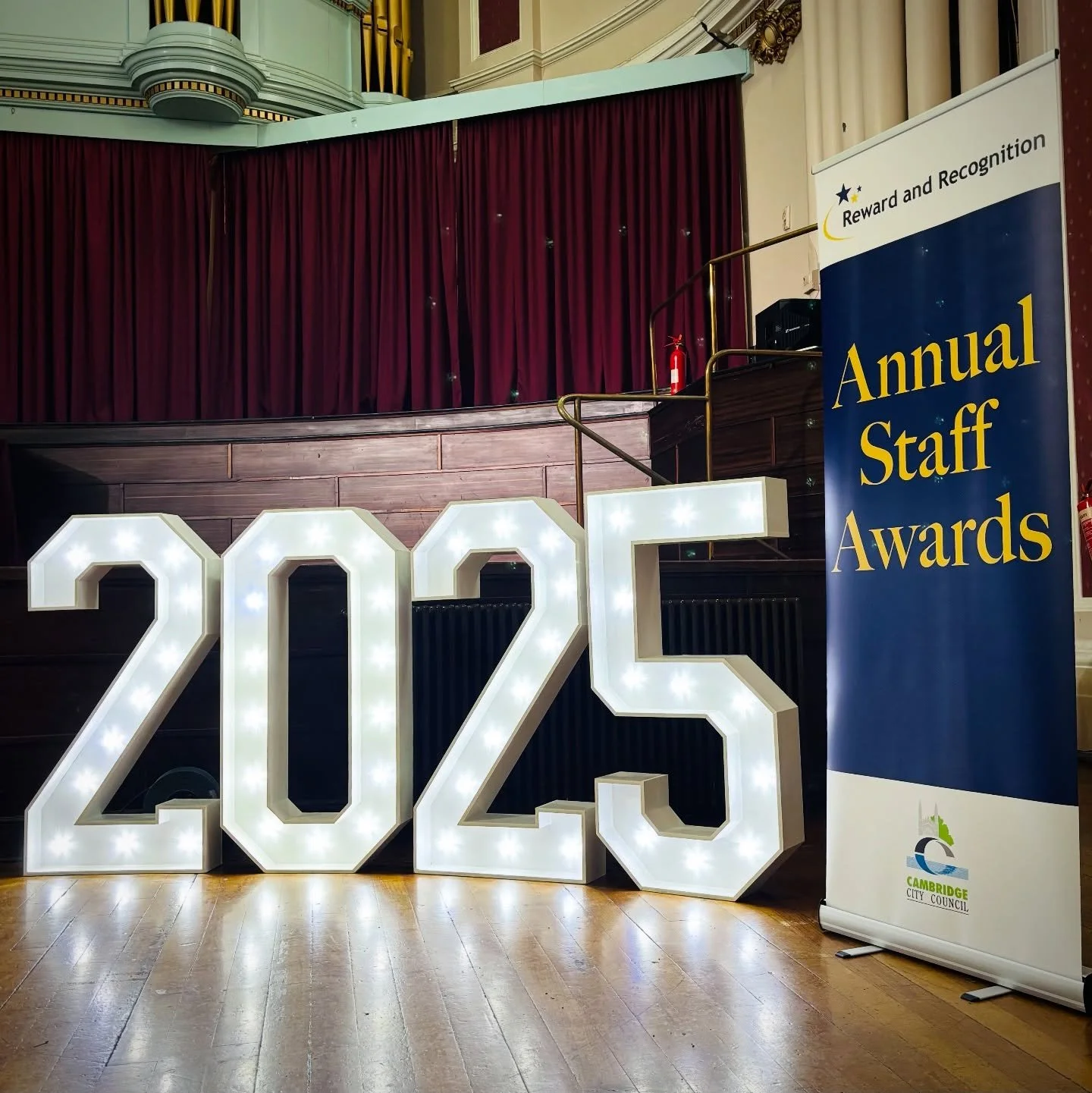 The first of two corporate events today was for @cambridgeshirecountycouncil for their annual awards ceremony at the beautiful Guildhall in Cambridge City Centre! 

#localbusiness #local #eventhireinyourarea #balloondecorations #shimmerwall #events #