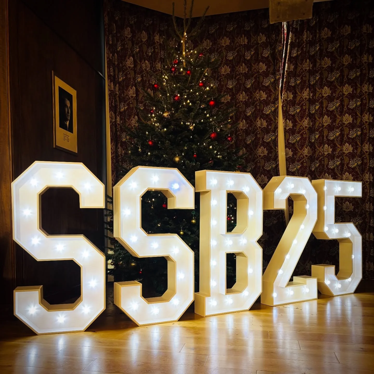 Event set up number two was at the beautiful @selwyn_jcr Selwyn College in Cambridge for their @selwynsnowball event! 😍😍 

If you are having a corporate event or any other and would like to hire my items please contact me today for a quote! ❤️

#lo