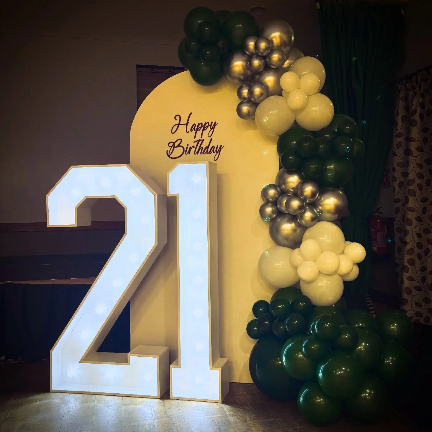 &ldquo;21st&rdquo; Birthday set up last night in Sutton, Ely! 😍😍

Last night my White Wooden Background and 4ft Light Up 21 was booked along with Green, White and Silver Balloon Arch! 

Hope you all had the best party and happy birthday to the birt