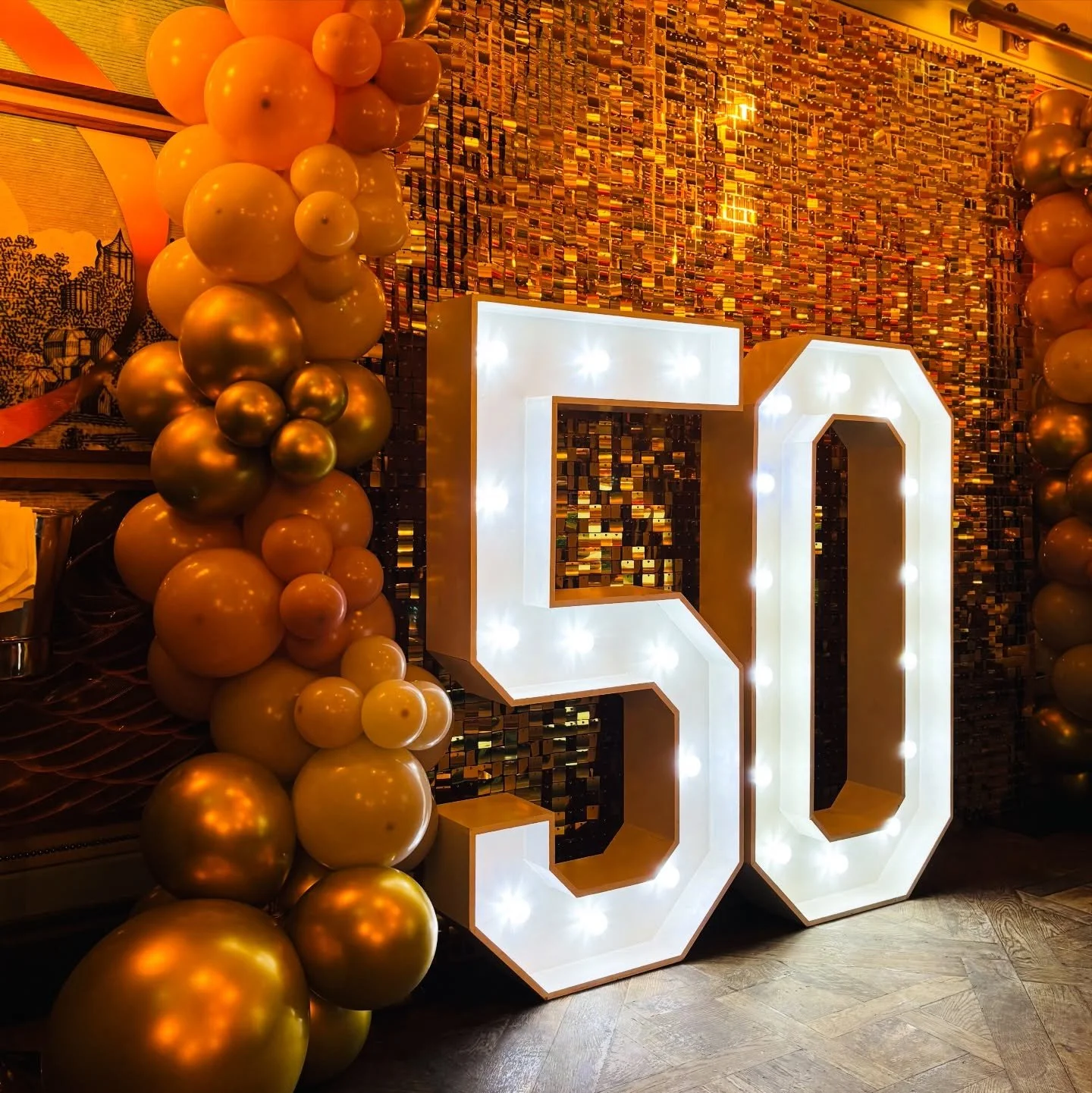 What an absolute pleasure to bring the glamour to The Ivy Brasserie in Cambridge! @the_ivy_collection ❤️❤️ 

Gold Shimmer Wall, Balloon Decor, and a show-stopping 4ft Light Up Number 50 stole the show at this special birthday dinner. 

The Boat Room,