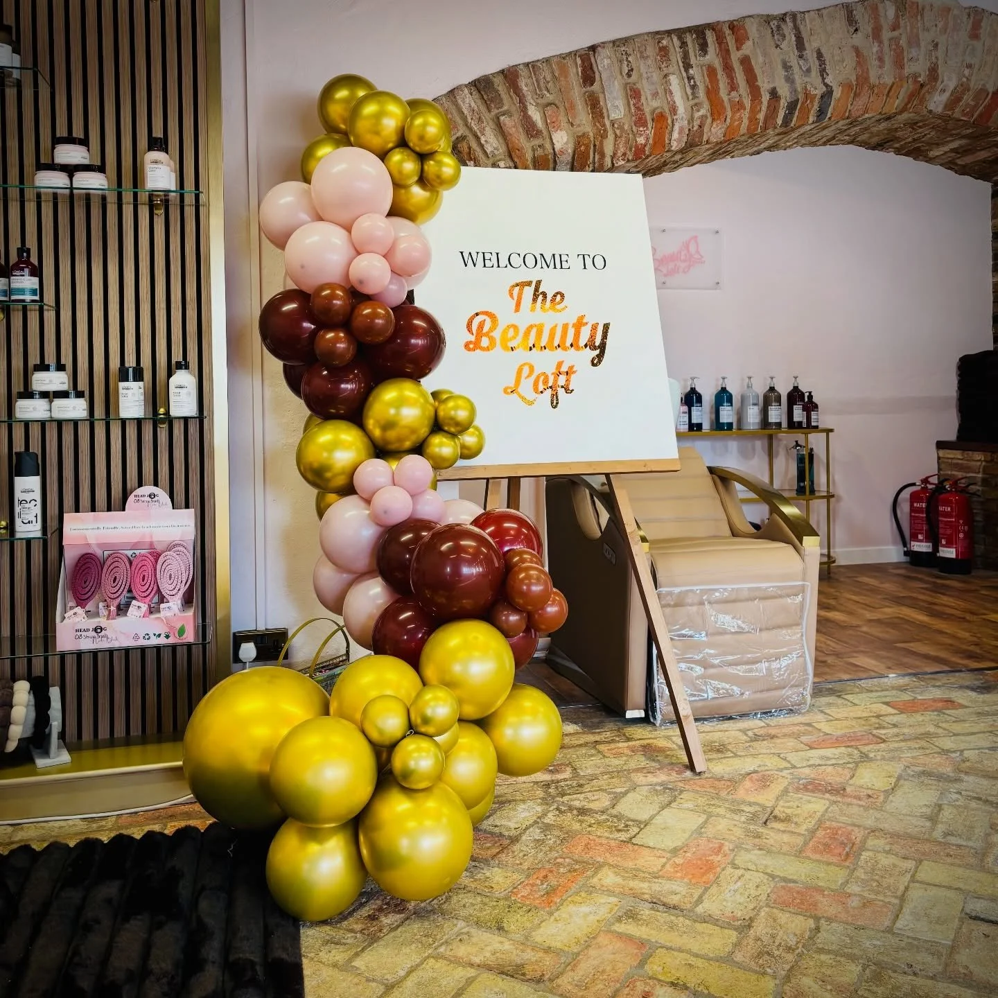 Last Saturday I had the pleasure of supplying my Personalised Welcome Sign and Prosecco Wall for @thebeautyloftely hair and beauty salon opening in Little Downham, Ely! 😍

#eventhireely #cambridgeeventhire #corporateeventstyling #eventdecoration #ba