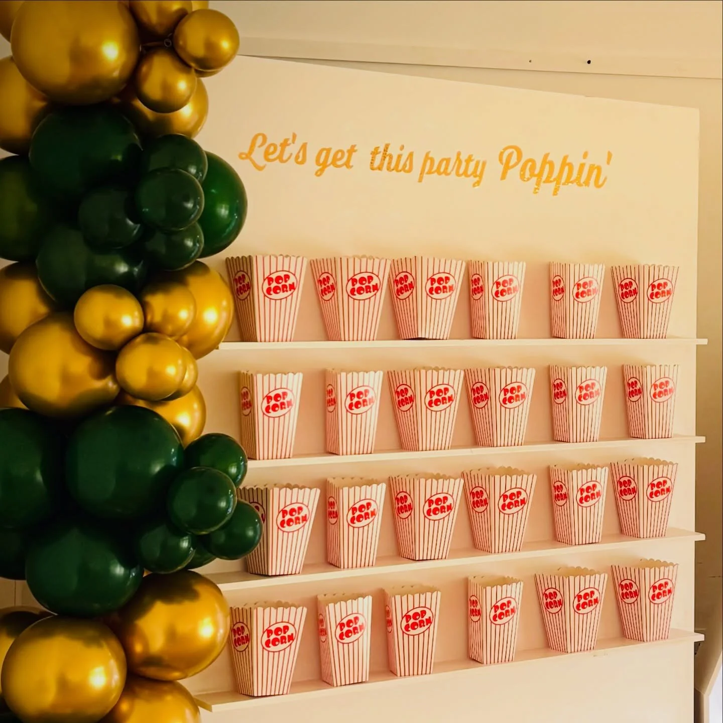 Let&rsquo;s get the party poppin! 😍🍿😍 This popcorn wall was hired out along side my 4ft Light Up &ldquo;40&rdquo; and decorated with green and gold balloons! The set up was loved by all adults and children at the party! 🥳 

#eventhirecambridge #e