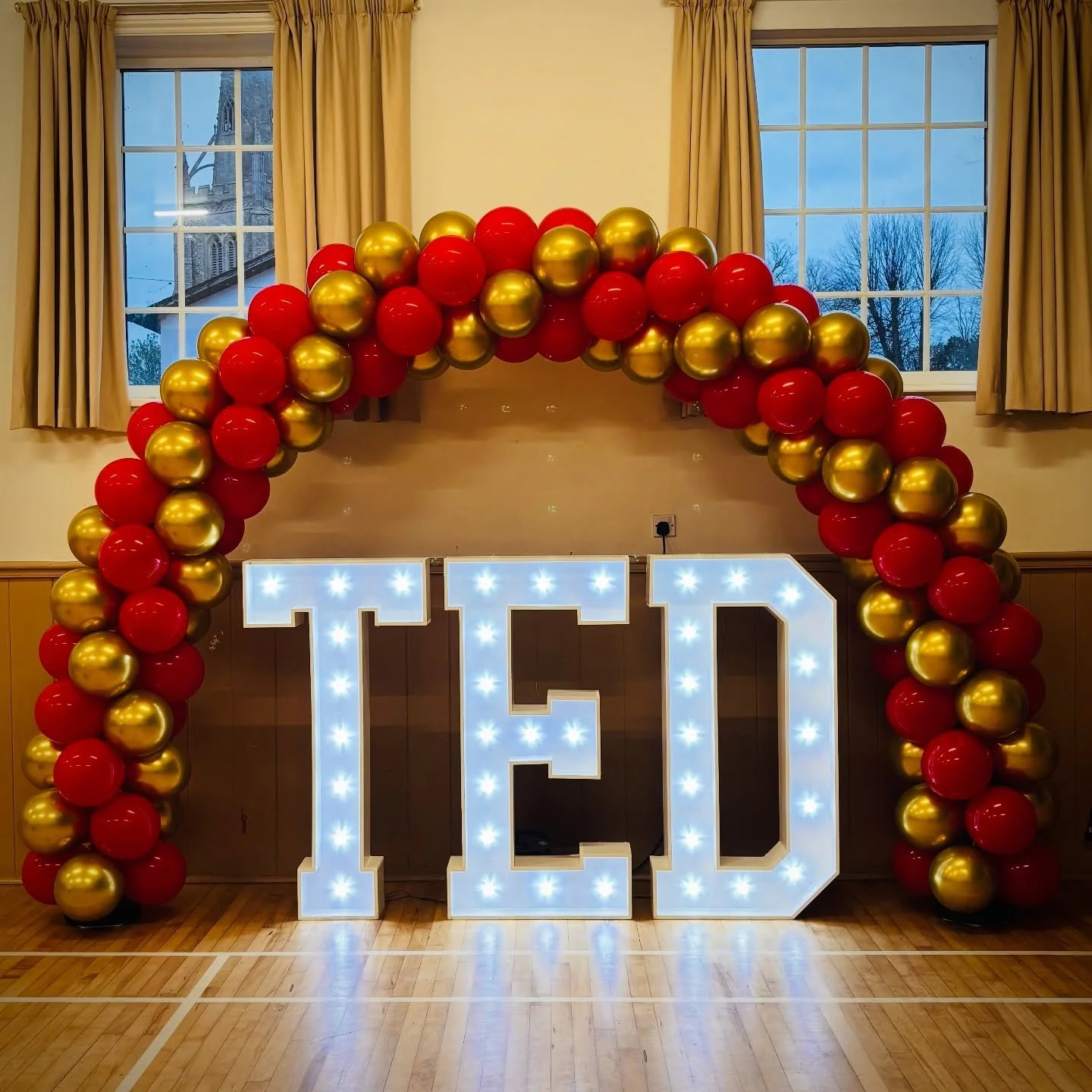 Birthday set up for Teds silent disco yesterday! 🥳🥳

4ft light up letters spelling TED with a traditional balloon arch in red and gold and also my popcorn wall also with red ah gold balloon decor! 

A fun night was had by all and the birthday boy l