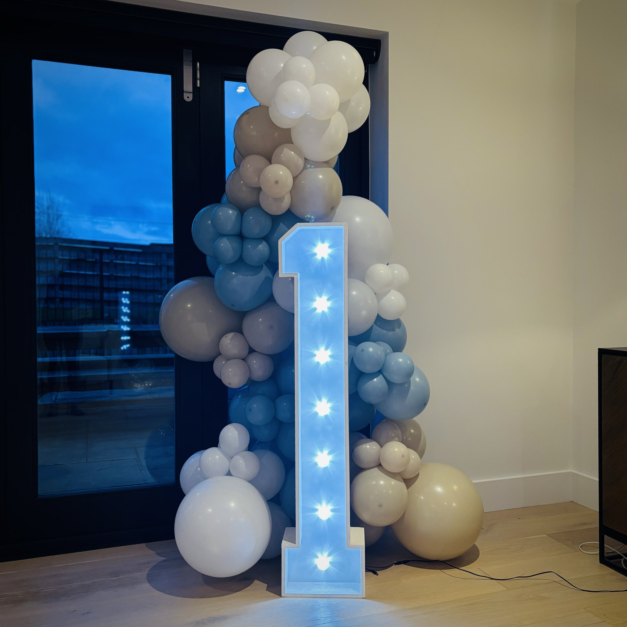 4ft Light Up Letter 1 with ballon Gardland