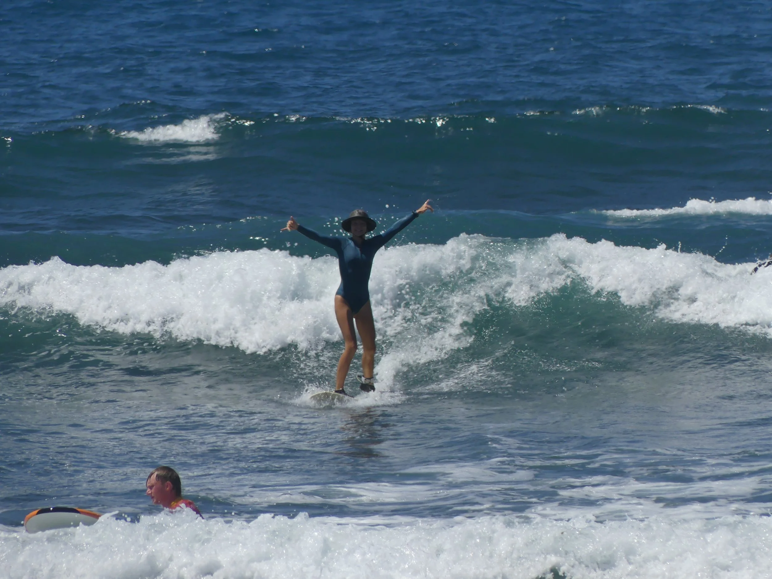 Join She Surfs 3 Surf Lessons Pack in Tenerife South, Playa de las Américas. Improve your technique, confidence, and flow with expert instructors in small groups.