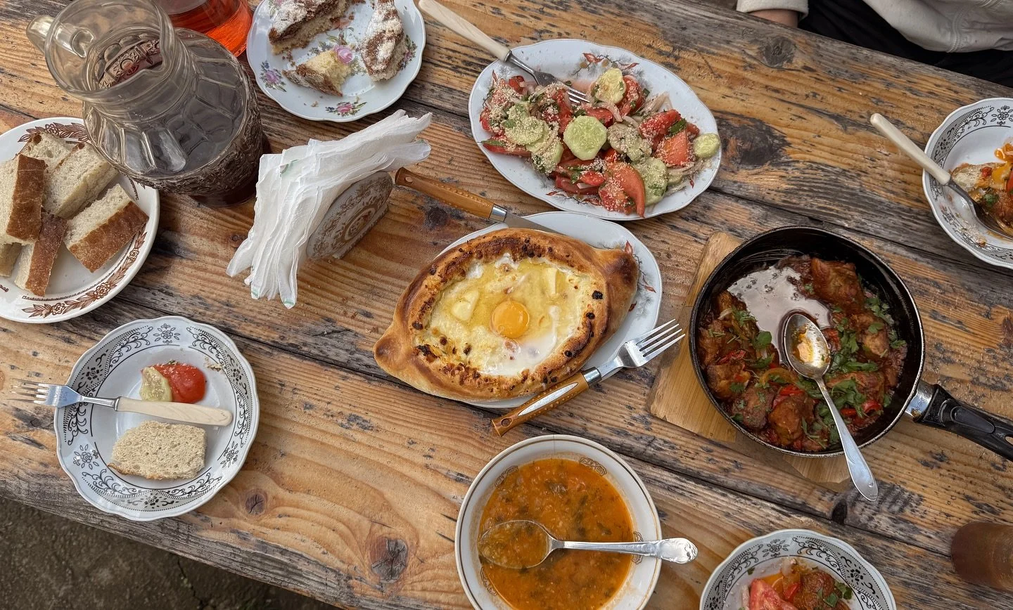 Today we ended up in some Georgian family&rsquo;s backyard, and they didn&rsquo;t let us leave before we tasted all their homemade wines (which were surprisingly good!) and traditional food, right from their own backyard 🍷🍇🥘 can&rsquo;t believe ho