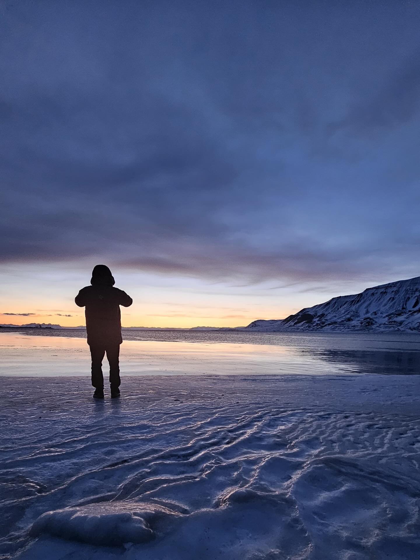 No fences. No safety net. Just ice, open water, and whatever&rsquo;s out there.

@blumundweg Markus and @thomasulrichexplorer Thomas are on the Svalbard ice sheet now &mdash; pulling sleds through a landscape that doesn&rsquo;t negotiate.

Markus say