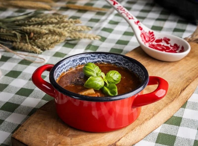 Bilde av ungarsk gulasj, gulyas med biff og grønnsaker, laget av Rolis Kjøttkjeller på Nordstrand Oslo