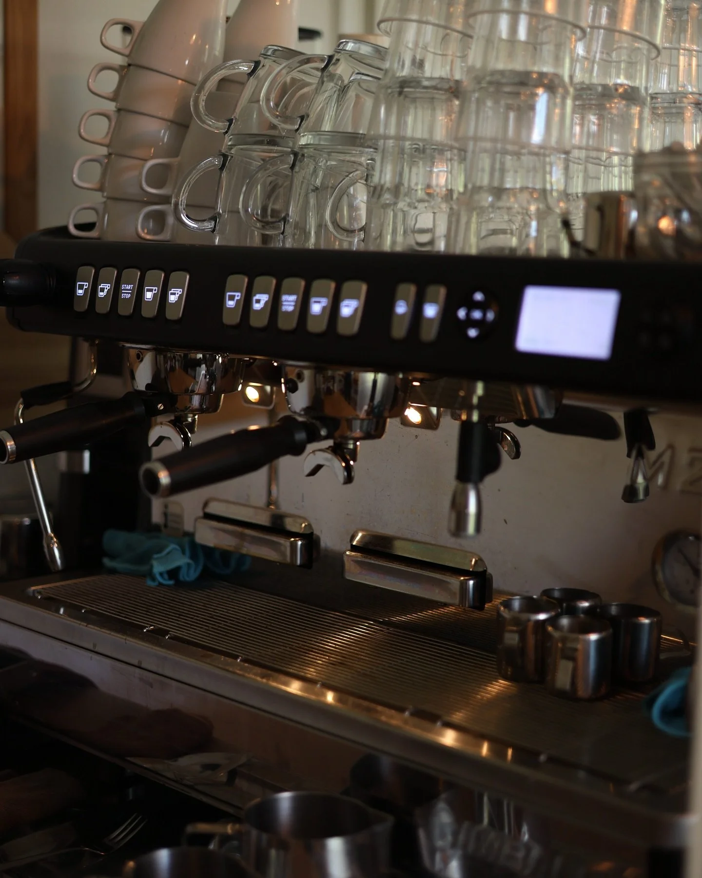 Pfingsten beginnt regnerisch☔️🌧️ Wir haben trotzdem unseren Gastraum im Haus ge&ouml;ffnet und zaubern Cappuccino, Latte Macchiato, Espresso, Kaffee und viele weiter Spezialit&auml;ten aus unserer Siebtr&auml;germaschine☕️

Wir w&uuml;nschen euch sc