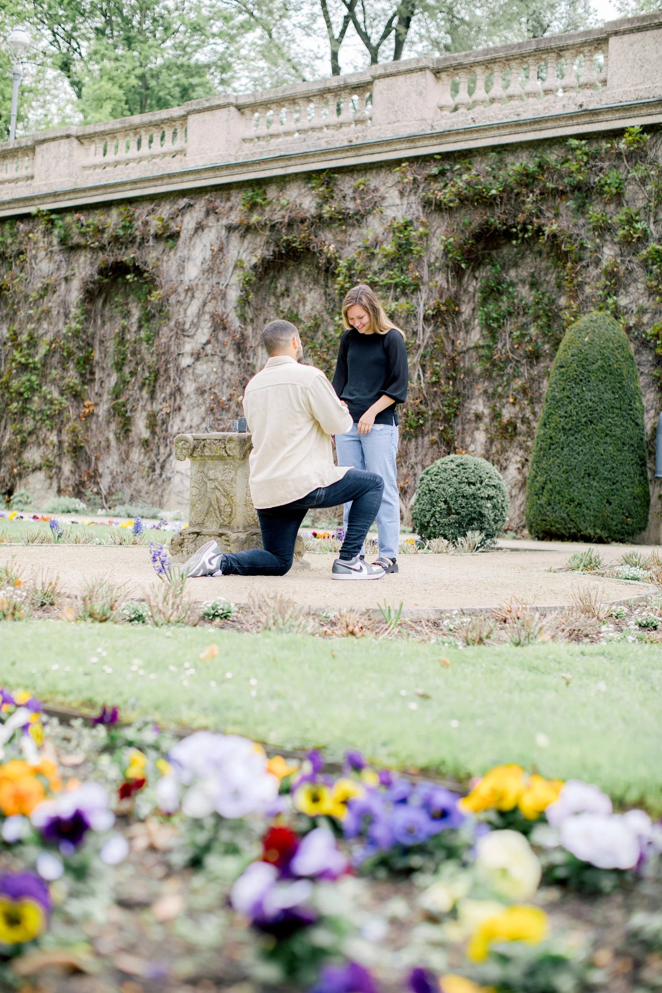 A guy got down on one knee in front of his girlfriend and asking for a marriage at Körnerpark in Berlin.