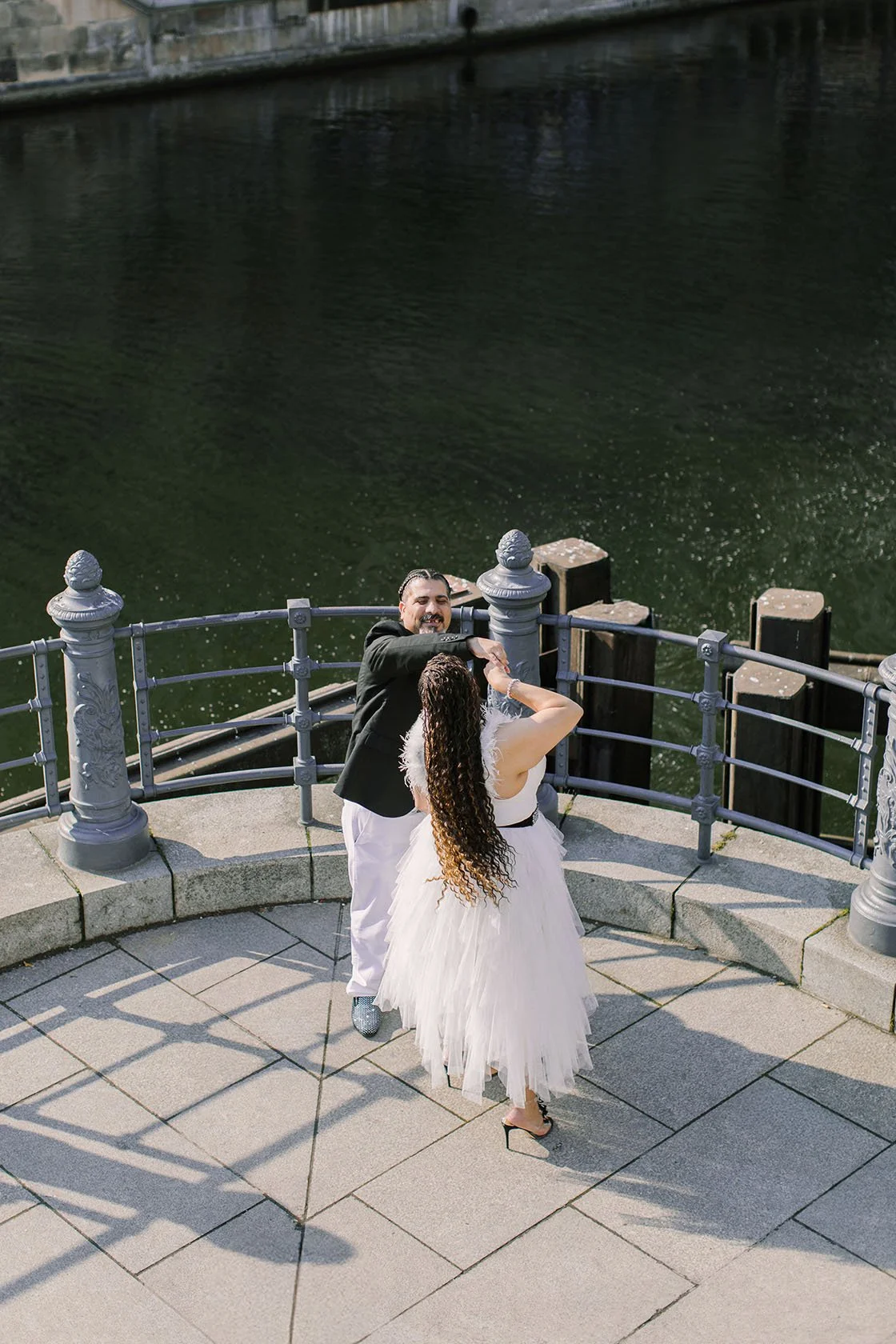 Berlin photoshoot with a wedding couple at museum island 