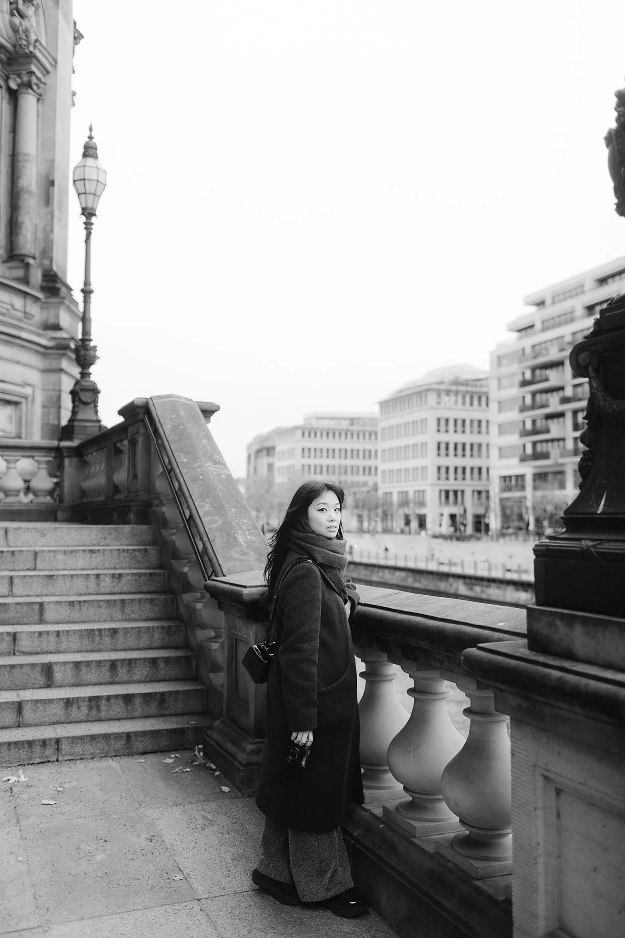  Black and white photo of a woman at a portrait photoshoot session on Museum Island in Berlin, captured by Duo Chen. 