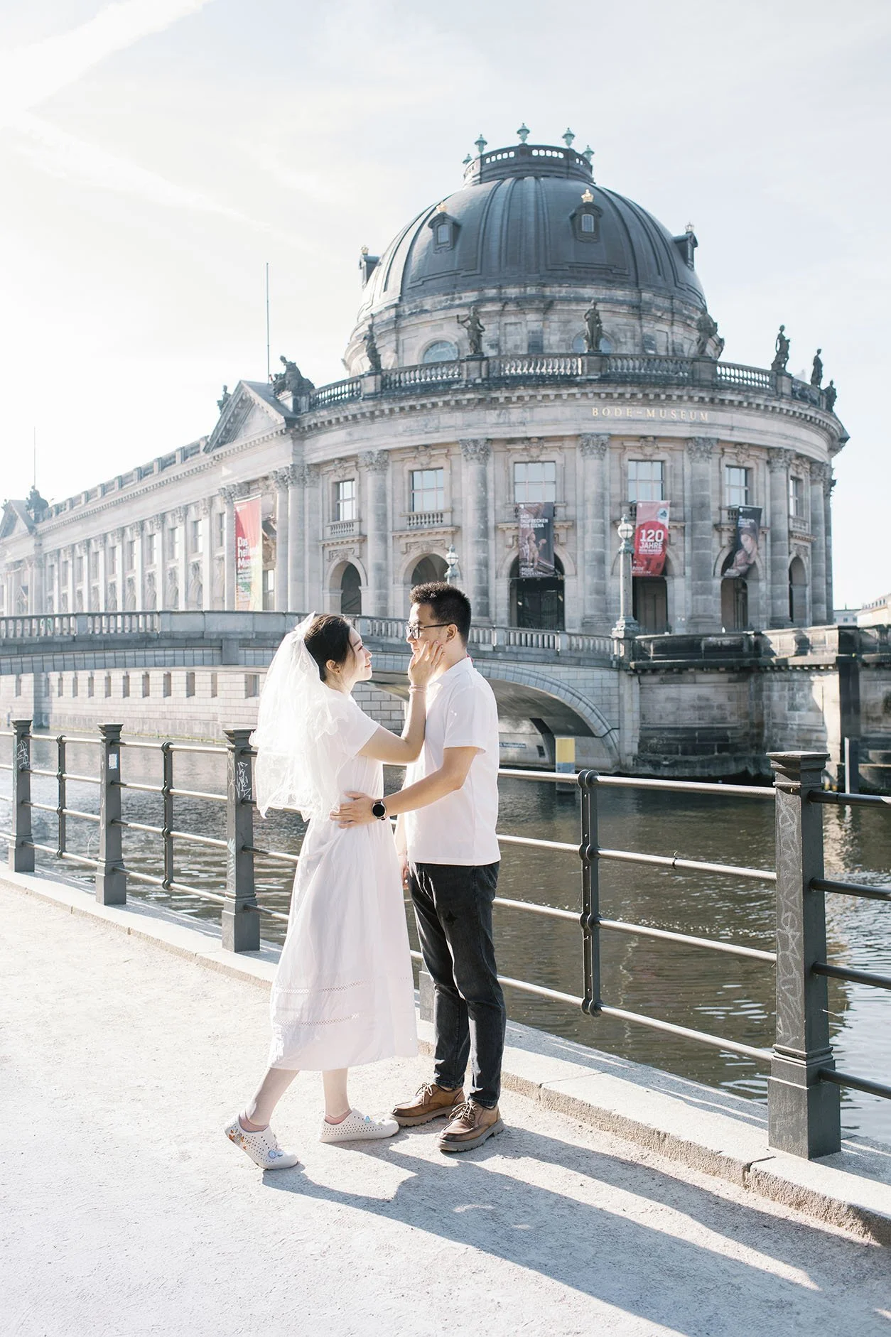 Elopement photoshoot at a romantic spot in Berlin at Museum Island by Duo Chen
